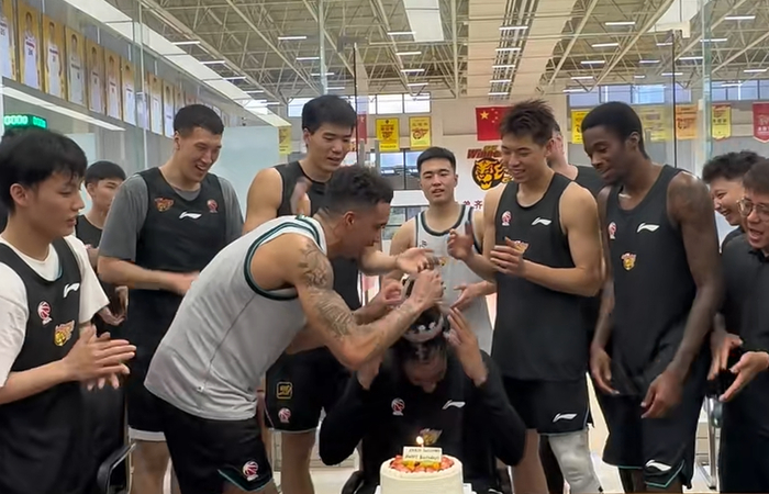 世界杯数据分析-广东为萨林杰庆生！崔永熙故意调侃，杜锋送上一脚，胡明轩缺席！|奎因|生日|国家队|后续_新浪体育_新浪新闻