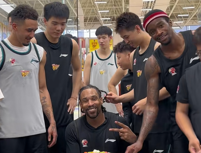 世界杯数据分析-广东为萨林杰庆生！崔永熙故意调侃，杜锋送上一脚，胡明轩缺席！|奎因|生日|国家队|后续_新浪体育_新浪新闻