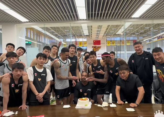 世界杯数据分析-广东为萨林杰庆生！崔永熙故意调侃，杜锋送上一脚，胡明轩缺席！|奎因|生日|国家队|后续_新浪体育_新浪新闻