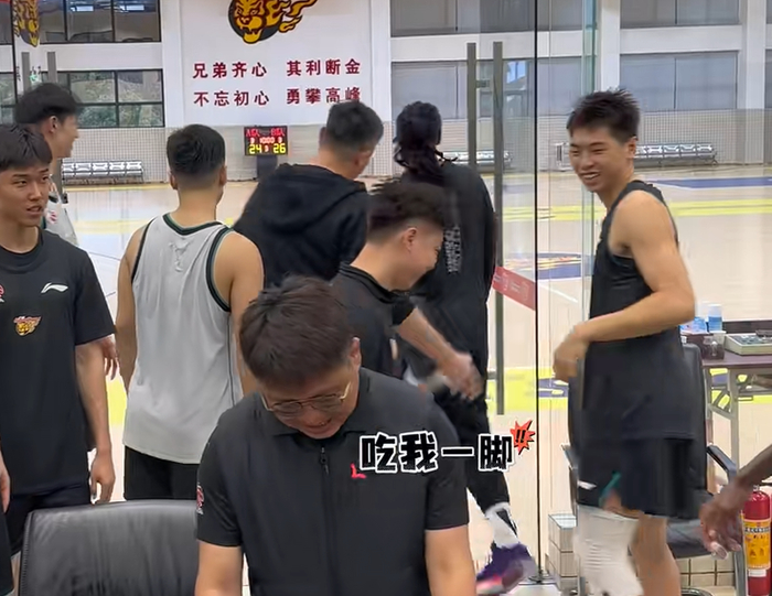 世界杯数据分析-广东为萨林杰庆生！崔永熙故意调侃，杜锋送上一脚，胡明轩缺席！|奎因|生日|国家队|后续_新浪体育_新浪新闻