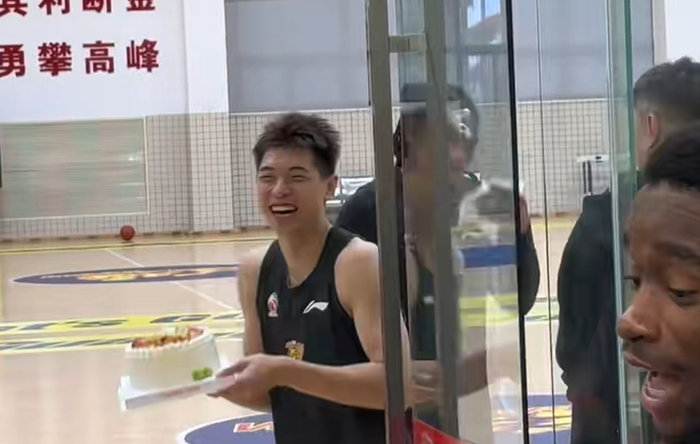 世界杯数据分析-广东为萨林杰庆生！崔永熙故意调侃，杜锋送上一脚，胡明轩缺席！|奎因|生日|国家队|后续_新浪体育_新浪新闻