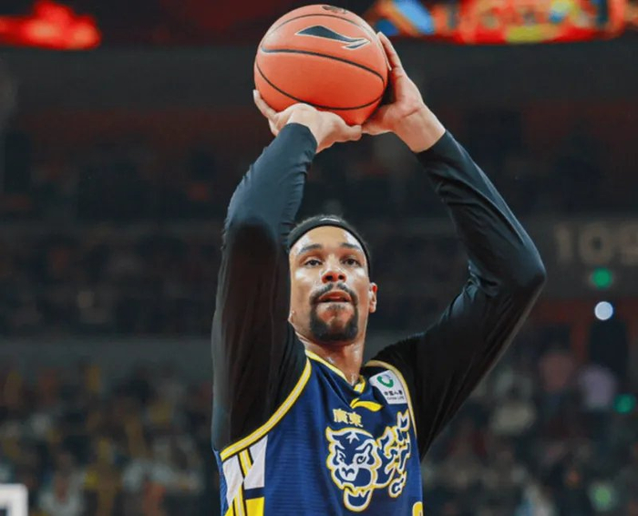 世界杯数据分析-广东为萨林杰庆生！崔永熙故意调侃，杜锋送上一脚，胡明轩缺席！|奎因|生日|国家队|后续_新浪体育_新浪新闻