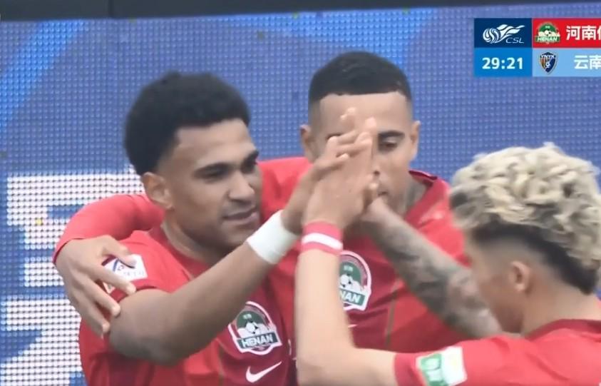 姆布拉：进球得益于纳萨里奥的出色跑位；在中超持球空间更多