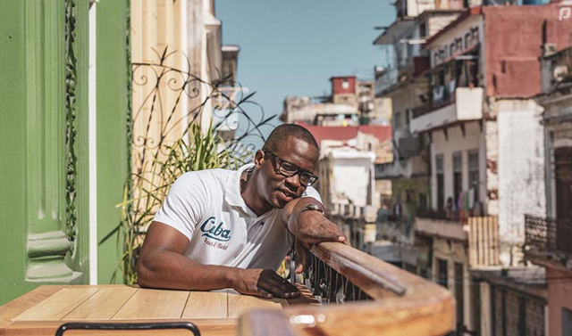 世界杯数据分析-刘翔劲敌罗伯斯近况！标准爱国青年 定居哈瓦那当主播经营农场酒吧|古巴|伊朗女足|移民|收入|体坛_新浪体育_新浪新闻