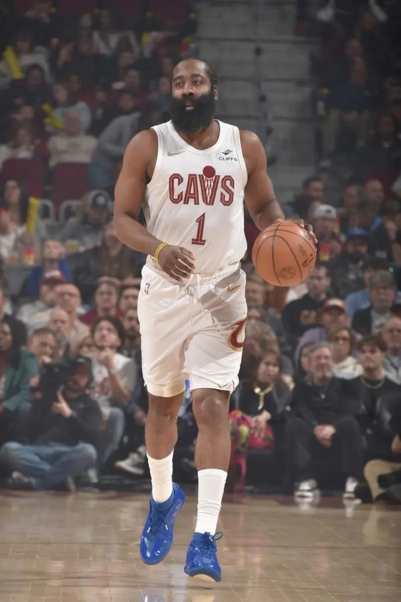 世界杯手机观看-哈登穿着TMC联名Harden.10，得到21分5篮板4助攻2抢断