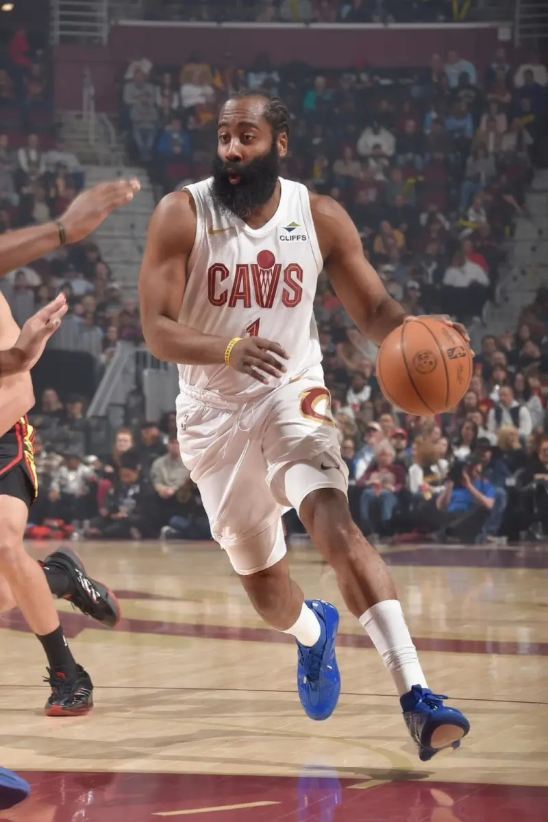 世界杯手机观看-哈登穿着TMC联名Harden.10，得到21分5篮板4助攻2抢断